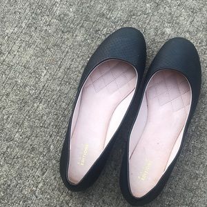 Black basic edition flats
